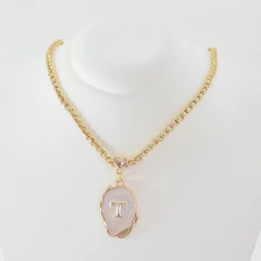 Colar Pingente Letra Resinada com Corrente Veneziana - comprar online