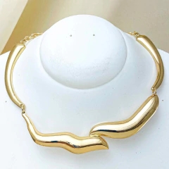 Colar Metálico Forma Assimétrica em Ondas