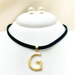 Kit Colar Letra Inicial Dourada e Brinco Pérola - Couro Preto
