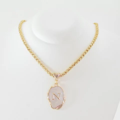 Colar Pingente Letra Resinada com Corrente Veneziana - loja online