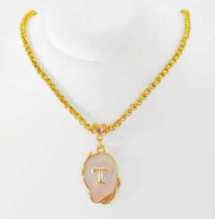 Colar Pingente Letra Resinada com Corrente Veneziana - GRM Bijuterias