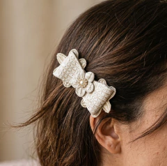 Laço Presilha Flor em Renda e Strass Branco Centralizado