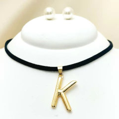 Kit Colar Letra Inicial Dourada e Brinco Pérola - Couro Preto