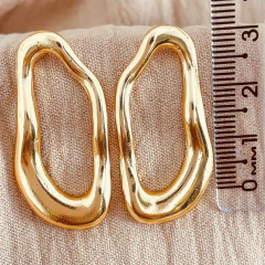 Brinco Ondulado Vazado Dourado | Modelo Protagonista do Seu Look - comprar online