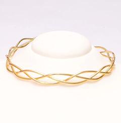 Colar Metálico Dourado Formas Variadas na internet