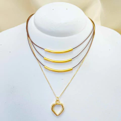 Colar com Três fios de Couro, Pingente e Correntinha Dourada - comprar online