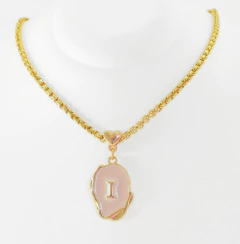 Colar Pingente Letra Resinada com Corrente Veneziana