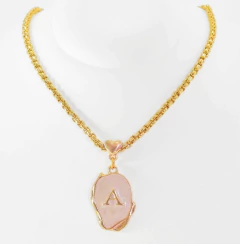 Colar Pingente Letra Resinada com Corrente Veneziana