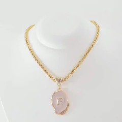 Colar Pingente Letra Resinada com Corrente Veneziana - loja online