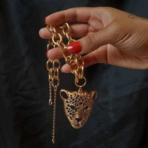 Colar Feminino de Corrente Grossa e Pingente de Onça