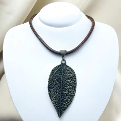 Colar Pingente Ouro Velho e Couro Marrom - Pedraria