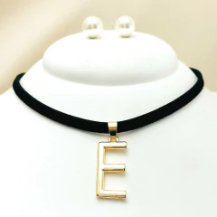 Kit Colar Letra Inicial Dourada e Brinco Pérola - Couro Preto na internet