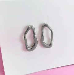 Brinco Ondulado Vazado Dourado | Modelo Protagonista do Seu Look - loja online