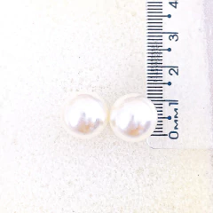 Brinco Pérola Branca Lisa e Coração - Vários Tamanhos