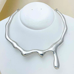 Colar Metálico Forma Líquida - Gota - comprar online