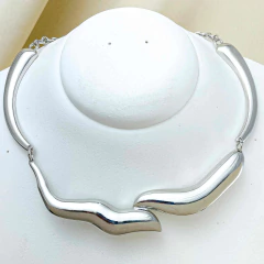 Colar Metálico Forma Assimétrica em Ondas - loja online