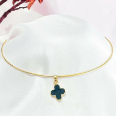Colar Choker Argola com Pingente Trevo Pequeno