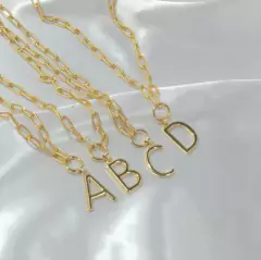 Colar Feminino Correntinha Dourada e Pingente Letra Inicial do Nome na internet