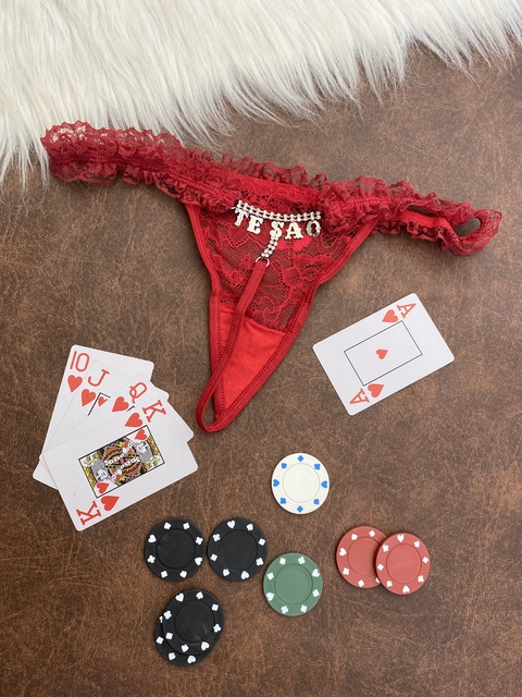 Calcinha vermelha em renda com palavra e strass - Tamanho único