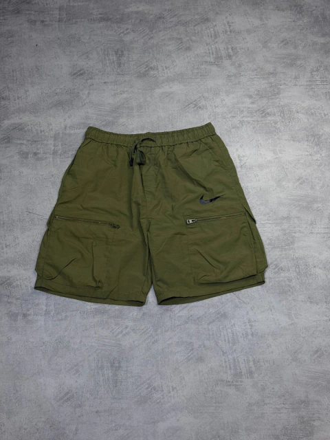 BERMUDA NK CARGO DE POLIAMIDA - VERDE MILITAR
