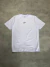 CAMISETA NK SWOOSH LATERAL - BRANCO
