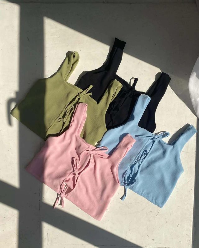 BLUSA CON 3 TIRITAS