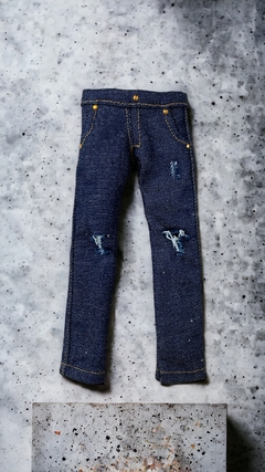 Pantalón jean con roturas