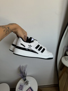 Adidas Fórum Low Preto na internet