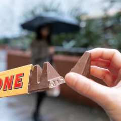 Kit c/ 6 tabletes de Chocolate Suiço Toblerone Milk Gold 100g - loja online