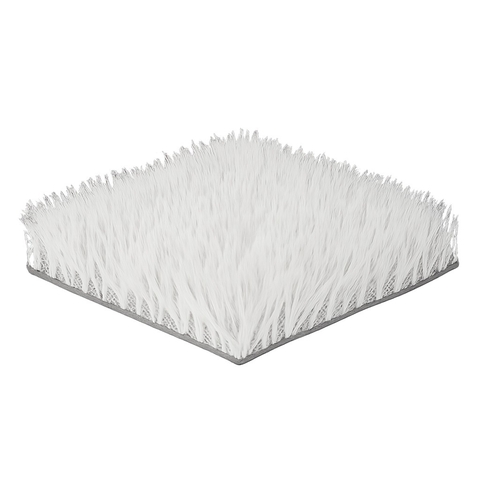Amostra de grama sintética esportiva branca de 50mm, modelo fibrilado, ideal para quadras esportivas.