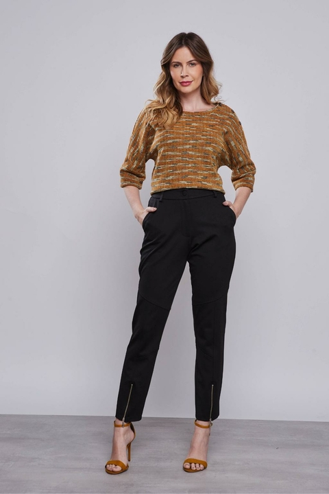 Mulher vestindo calça preta feminina Calça Fenda Recortes Roma, modelagem moderna com recortes e fendas, ideal para o inverno.