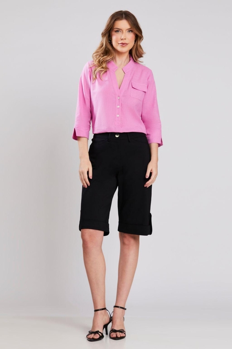 Bermuda básica reta preta feminina, em alfaiataria, usada por modelo com camisa rosa e sandália preta.