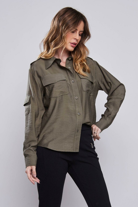 Camisa militar verde feminina com bolsos frontais, estilo casual.