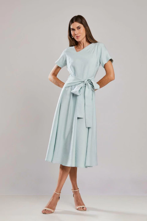 Vestido longo em viscose na cor verde água, modelo Helena, com mangas curtas, decote em V e faixa para amarração na cintura. Ideal para looks elegantes de verão.