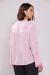 Mulher vestindo uma blusa Versalhes de gola chinesa na cor rosa claro, vista de costas.