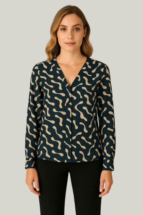 Camisa manga longa estampada única em fundo escuro, usada por uma modelo.