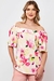 Blusa feminina estampada com flores, modelo ombro a ombro.