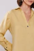 Camisa feminina amarela de manga comprida com gola V.