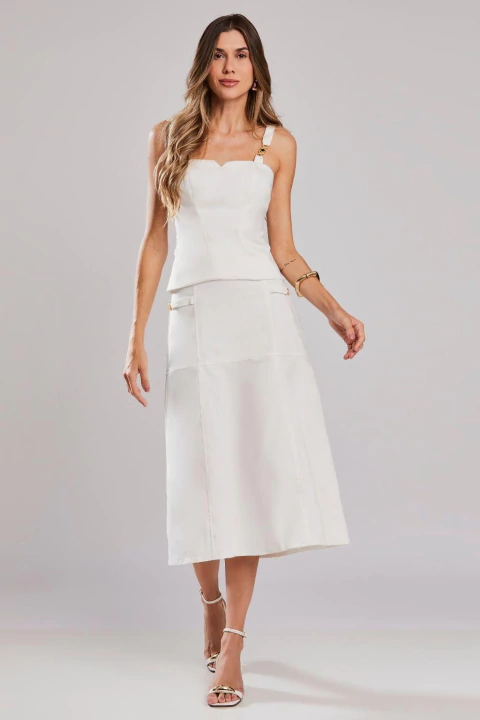 Mulher vestindo saia midi fluida de sarja Papillon off white, ideal para looks elegantes de verão ou office look.
