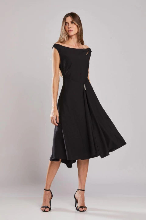 Mulher vestindo o Vestido Transpassado Alfaiataria Helena Preto, modelo midi elegante, ideal para looks de verão ou office look.