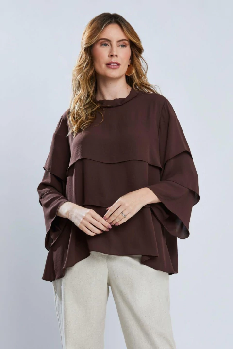 Mulher vestindo blusa ampla com babados na cor chocolate, modelo elegante e sofisticado para o verão.