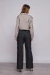 Modelo feminina vestindo uma camisa cargo militar cinza vista de costas.