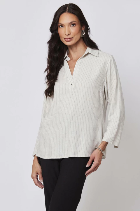 Mulher vestindo camisa gola polo única em cor clara