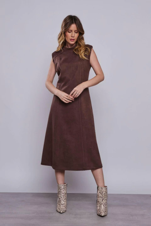 Mulher usando vestido midi Nobu na cor chocolate, ideal para looks de inverno e office look.