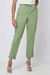Calça pescador verde bambu com amarração na cintura.