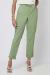 Calça pescador verde bambu com amarração na cintura.
