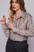 Mulher vestindo camisa cargo militar cinza