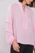 Blusa Versalhes gola chinesa em rosa claro com botões decorativos e mangas longas com detalhe franzido.
