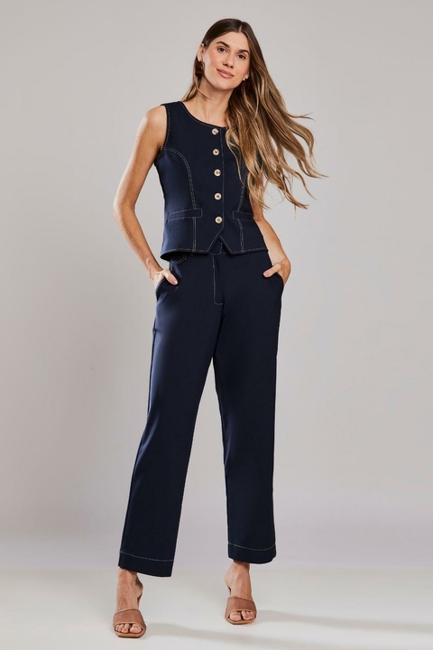 Mulher vestindo calça reta de alfaiataria na cor marinho, modelo Madison, ideal para looks elegantes e de trabalho.