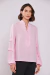 Mulher vestindo Blusa Versalhes Gola Chinesa Rosa Claro com mangas longas e detalhes de botões.